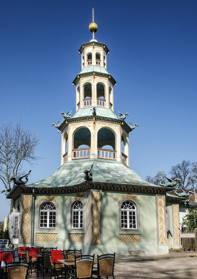 &nbsp;

Die Figuren betonen die Eckpunkte, an denen sich die geschwungenen Bögen des Dachs nach oben wölben
