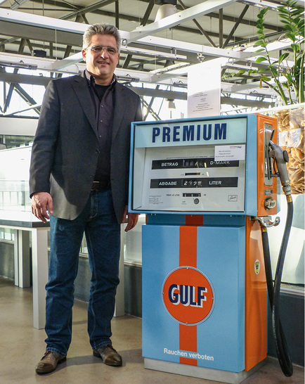 
Bitte volltanken: Bernd Kramer in der Böblinger Motorworld
