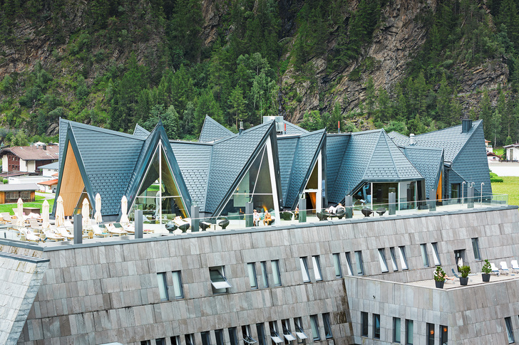 Gedeckt wurde die außergewöhnliche Holzkonstruktion "mit dem einzigen Material, das gepasst hat", so Fend. Mit anthrazitfarbenen Aluminium-Dachschindeln von Prefa.