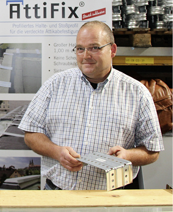 



Attifix-Entwickler Matthias Schmidt präsentierte bei Barth ein neues Befestigungssystem für Attikaabdeckungen
