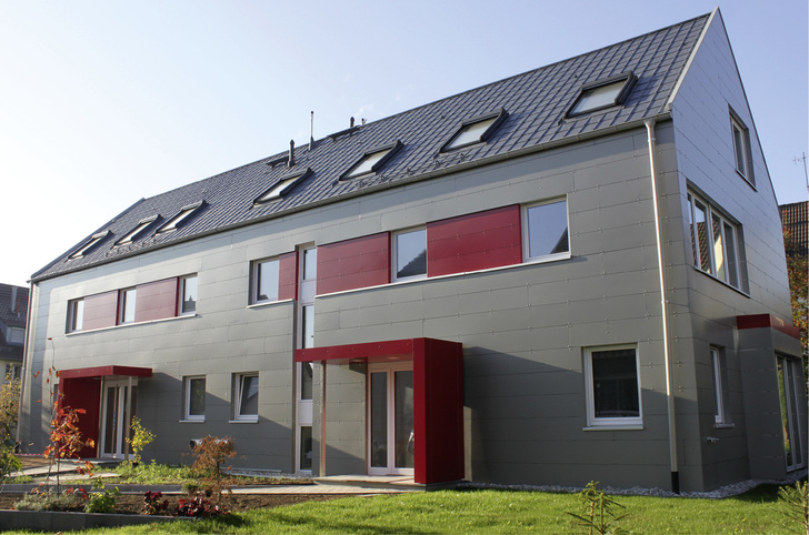 <p>
Die Gebäudehülle des Doppelhaus-Neubaus der Familie Nöth präsentiert sich komplett mit Aluminium umhüllt
</p>