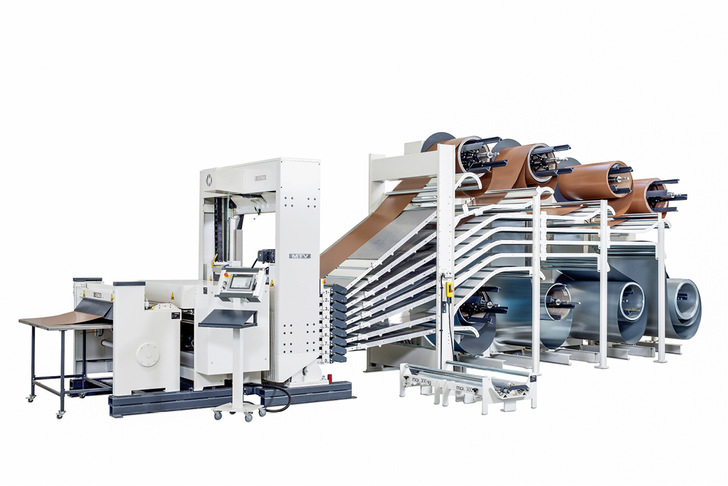 Die Forstner-Achtfach-Abcoilanlage mit programmierbarer Richtanlage sorgt für maßgenaue und markierungsfreie Zuschnitte vom Breitband
