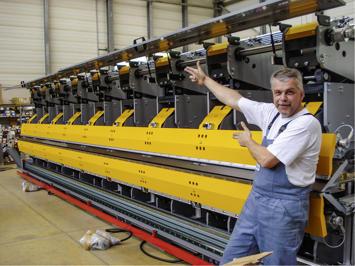 
Stolz präsentiert ein Thalmann-Mitarbeiter eine zur Auslieferung bereite TC 300, auch Big Mama genannt



