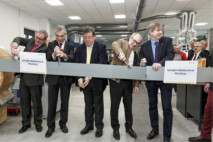 
Bei der Einweihung wird kein rotes Band, sondern eines aus Metall durchtrennt
