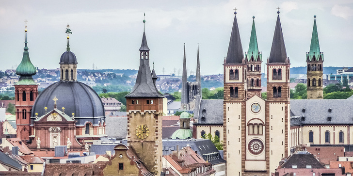
Zahlreiche Türme dominieren die Würzburger Altstadt – Klempnertechnik den 18. Klempnertag



