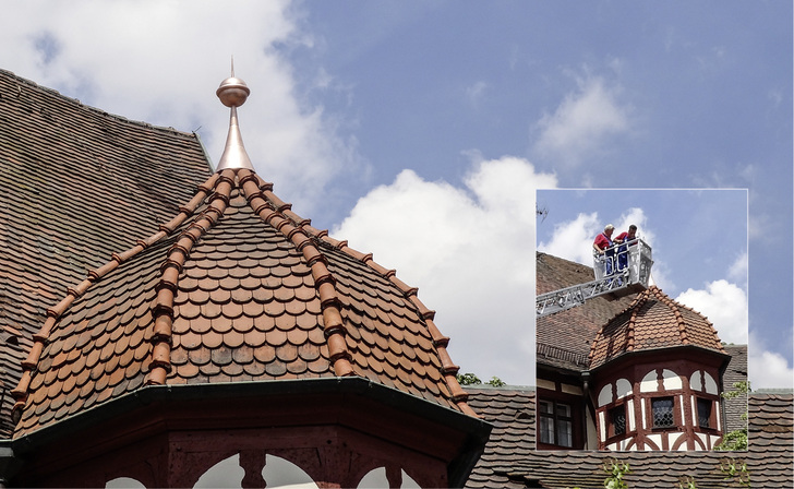 
Zur Montage dieser Turmspitze nutzten die Flaschner des Fachbetriebes Birkmann eine Feuerwehrleiter 



