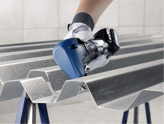 Mit dem kabellosen Profilnibbler TruTool PN 130 Li-Ion-Akku lassen sich Trapezprofile, Well- und Profilbleche ebenso problemlos trennen wie Flachbleche.
