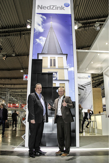 Burkhard Geise und Nico Wewer (beide NedZink): „Wir sind mit der diesjährigen Messe sehr zufrieden. Besonders erfreut waren wir über die Vielzahl an Fachbesuchern und das starke Interesse an unseren vorbewitterten Oberflächen. Wir können auf eine äußerst gelungene Veranstaltung zurückblicken, der Einsatz in Stuttgart hat sich wirklich gelohnt.“
