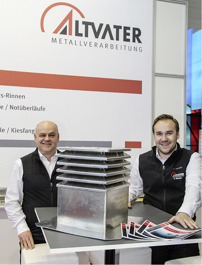 <p>Dieter Barth und Simon Altvater präsentieren einen wärmegedämmten Lamellenlüfter</p> - © Buck