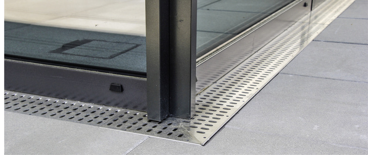 
Höhenverstellbare Roste erlaubendie einfache Anpassung der Rinnenhöhe an den Nutzbelag 
