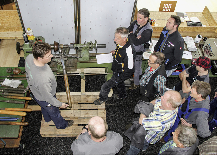 
Michael Messerschmidt erklärt das Funktionsprinzip einer Drückbank 
