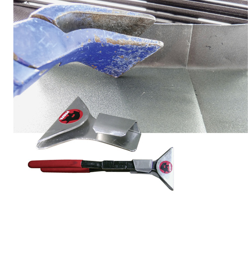 
Scharfkantige Aufkantungen (oben) lassen sich mit dem Prefa-Biegeaufsatz effektiv vermeiden



