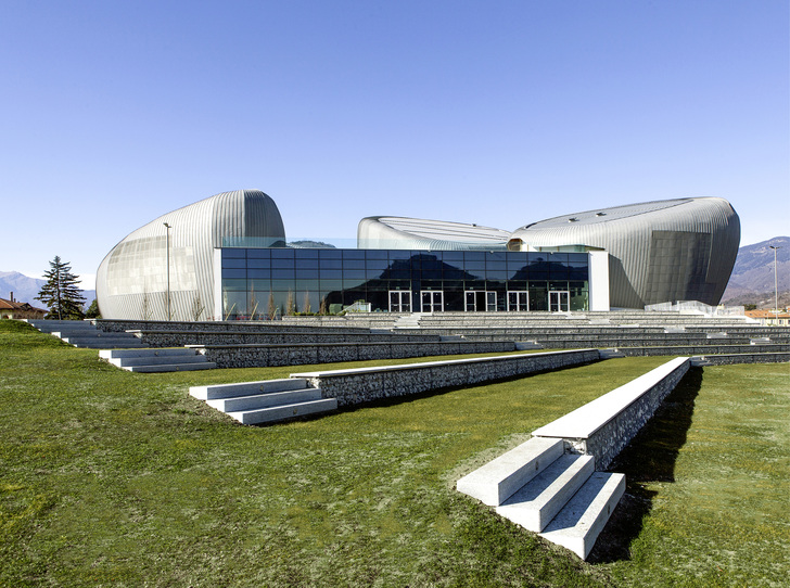 



Tribünenartige Sitzreihen ziehen sich vom Gebäude in Richtung Ufer und schaffen einen Bereich für Freiluftveranstaltungen
