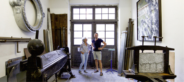 Caroline Sporer und Jan Davidoff in der Ornamentenspenglerei Sporer
