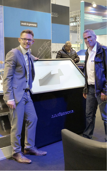 Robert Matthäß (l.) stellt die neue Variobend-Profildarstellung in 3D vor
