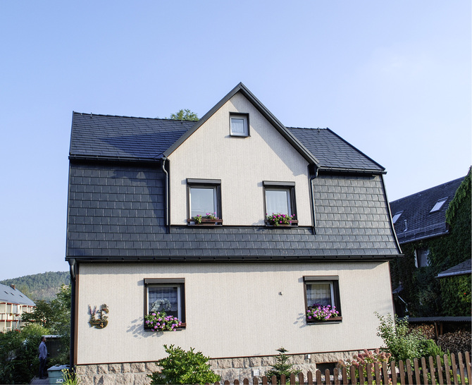 



Nach der Sanierung: Die schieferähnlich strukturierte Oberfläche der Dachschindeln ist haltbar und wetterfest
