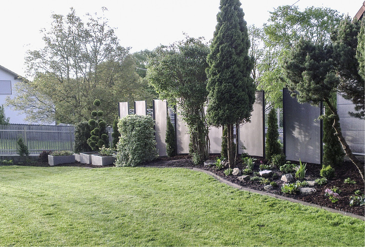 Mit insgesamt sieben Tafeln und fünf Pflanzkästen aus Schwarzblech verschönerte Klempnermeister Xaver Stark einen Beetstreifen in seinem Garten
