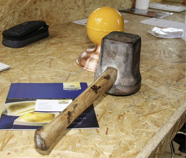 
Schwergewichtiger Hammer eines Blattgoldschlägers 
