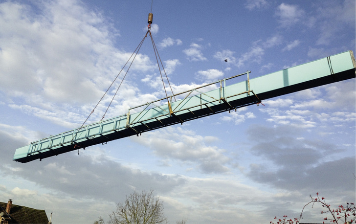 
Ein Kran hievte die 16 m langen Schare, die ungekürzt verlegt wurden, aufs Dach
