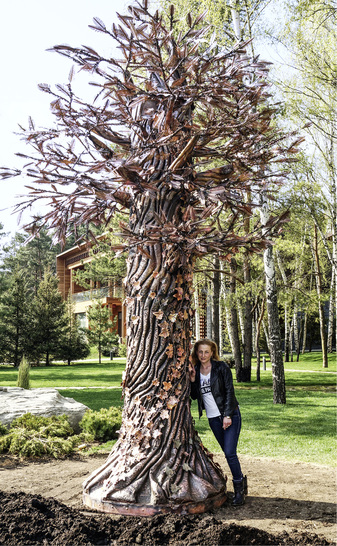 <p>
</p>

<p>
Elena Iwanowa und eines ihrer Kunstwerke: ein Baum aus Kupfer
</p> - © Fotos: Elena Iwanowa

