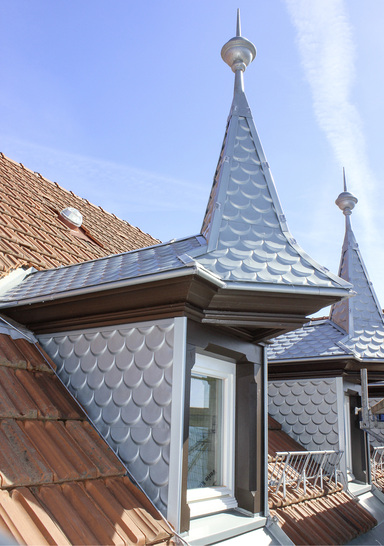 



Wiederhergestellt in historischer Form, für die nächsten 120 Jahre jedoch mit zusätzlichen Sicherheiten unter geprägten Titanzinktafeln
