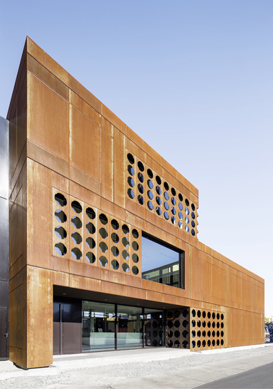 <p>
</p>

<p>
Das neue Betriebsgebäude der Firma Lesch Rohstoffhandel mit der Corten-Stahlfassade ist der Ruhepol in einem Umfeld, das Mensch und Maschine ständig in Bewegung hält
</p> - © Foto: Stefan Meyer, Nürnberg / Berlin

