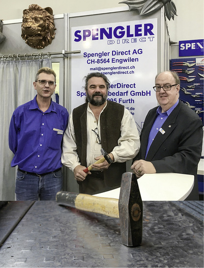 Thilo Gadorosi, Berthold Zürn und Walter Müntener präsentieren den Allgäuer Spenglerhammer auf der Bau in München
