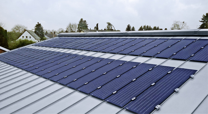 
Mit Rheinzink-PV lassen sich Solarmodule harmonisch in ein Titanzink-Dach integrieren



