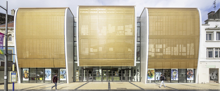 



Dreiteilige, gebogene Sonnenschutzfassade aus Metallgewebe vom Typ Escale von GKD an der Ecole d’Art de Calais
