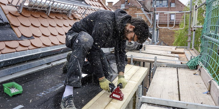 <p>
Vom Chemiker zum Klempner: Auch Akademiker können sich noch für eine Karriere im Handwerk entscheiden
</p>

<p>
</p> - © Foto:Zeltwanger

