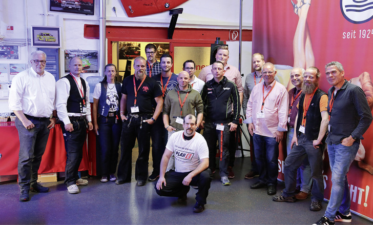 &nbsp;

Enke-Geschäftsführer und Inhaber Hans Ulrich Kainzinger mit zehn Finalisten und fünf Juroren
