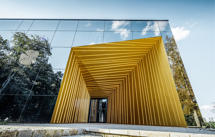<p>
</p>

<p>
Goldene Pforte: Erhaben und gleichzeitig einladend wirkt der Eingang zum Weinhaus mit dem unregelmäßigen Falzmuster
</p> - © Fotos: Prefa/Croce

