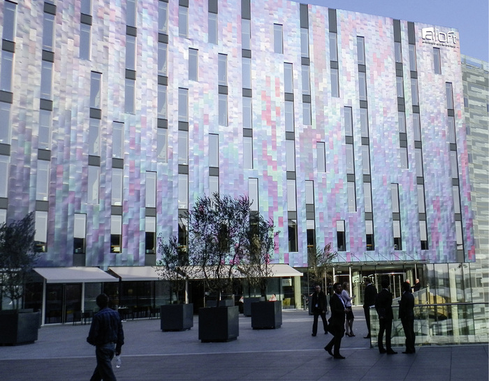 
4500 m² Edelstahl kreieren den beeindruckenden Farbeffekt dieser Gebäudehülle



