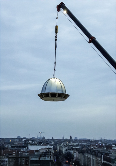 



Am Haken: Münchner Laternenkuppel über Berliner Dachlandschaft
