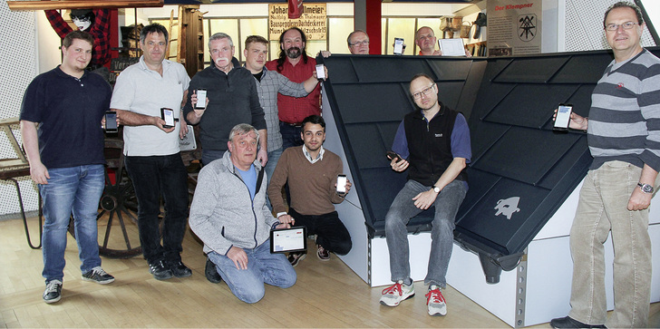 
Gruppenfoto am Prefa-Dachmodell



