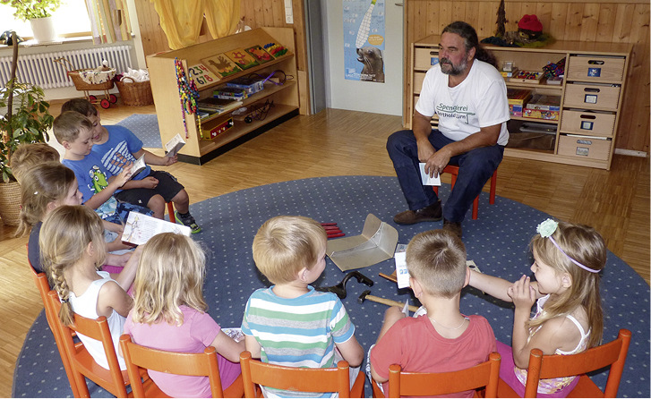 <p>Klempner Berthold Zürn liest im Kindergarten Röthenbach die Klempnergeschichte vor</p>

<p>&nbsp;</p> - © Evelyn Zürn