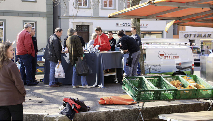



Mit einer Kranichfaltaktion erregt die Firma Stelzer viel Aufsehen auf dem örtlichen Wochenmarkt

