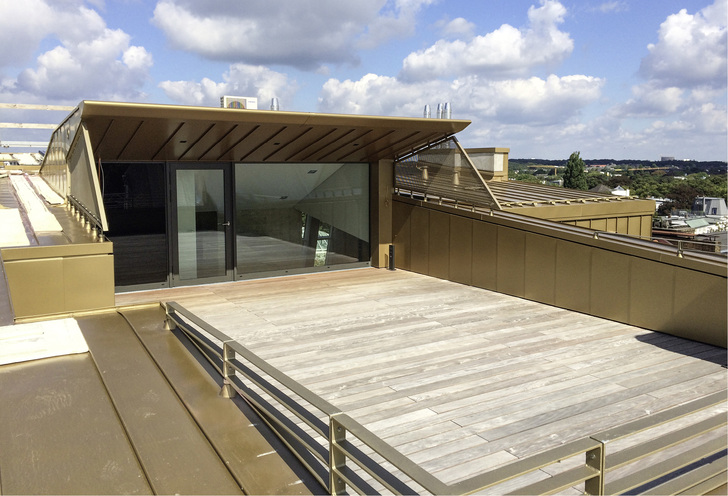 



Das goldene Dach über Hamburg wurde mit farbbeschichteten Titanzinkprofilen bekleidet
