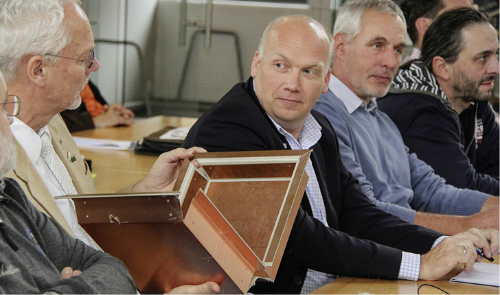 



Interessiert begutachten Fachgruppenmitglieder ein KME-Kupfer-Verbundplatten-Muster
