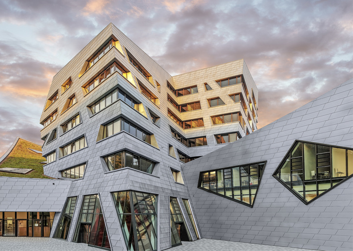 



Das neue Zentralgebäude beherbergt ein Studierendenzentrum, einen Seminarbereich, ein Forschungszentrum und das Libeskind-Auditorium
