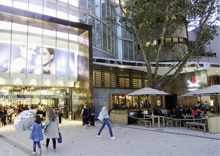 
Wer das Nobelkaufhaus Breuninger in Stuttgart betritt, schreitet unter einem mächtigen Portal aus Edelstahlschindeln hindurch



