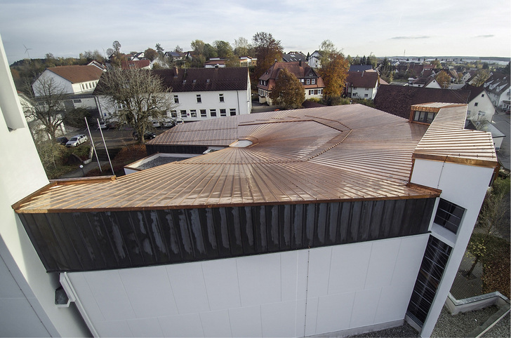 <p>
</p>

<p>
Die Pfarrkirche St. Valentin im schwäbischen Waldmössingen erhielt ein neues Kupferdach
</p> - © Preuss

