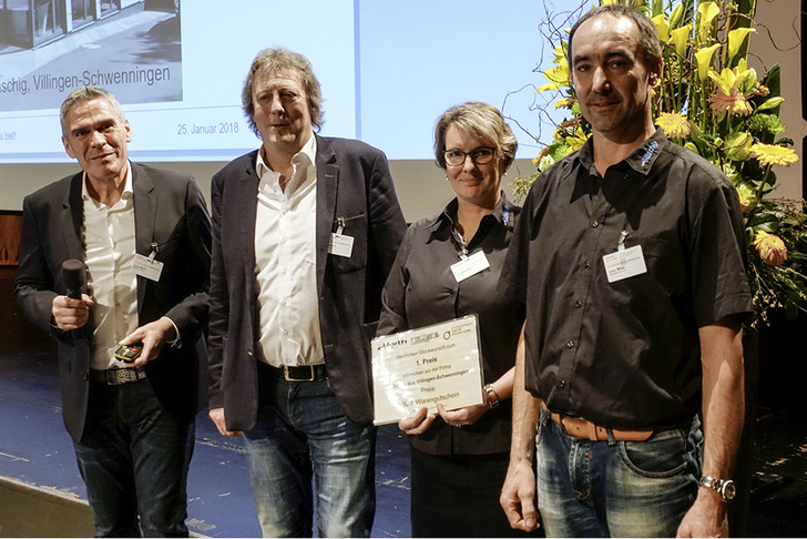<p>
</p>

<p>
Andreas Buck und Harald Baisch mit den Preisträgern des Siegerbildes, Julia Gläschig und Andreas Moser
</p> - © BAUMETALL / M. Kober, ZVSHK

