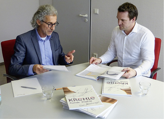 <p>
Hannes Gayer und Patrick Würzinger sind stolz auf den neuen Krehle-Gesamtkatalog
</p>

<p>
</p> - © Krehle

