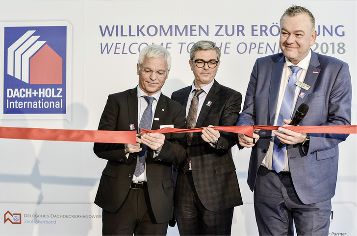 
Peter Aicher (Vorsitzender Holzbau Deutschland – Bund Deutscher Zimmermeister im Zentralverband des Deutschen Baugewerbes e. V.), Dieter Dohr (Vorsitzender der Geschäftsführung der GHM Gesellschaft für Handwerksmessen mbH) und Dirk Bollwerk (Präsident des Zentralverbandes des Deutschen Dachdeckerhandwerks, Klempner- und Dachdeckermeister) 



