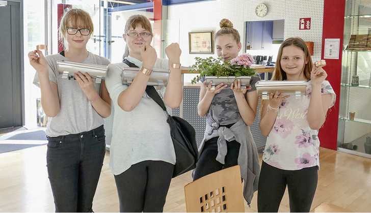 <p>
</p>

<p>
Stolze Girls’-Day-Teilnehmerinnen mit den ersten selbst gefertigten Stücken: Armreif und Blumenschale
</p> - © EKKM/Karin Glassen

