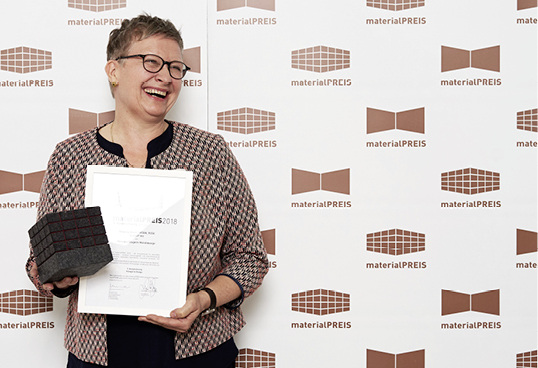 



Für die künstlerische Gestaltung von Metalloberflächen erhielt Manuela Geugelin einen Design-Preis
