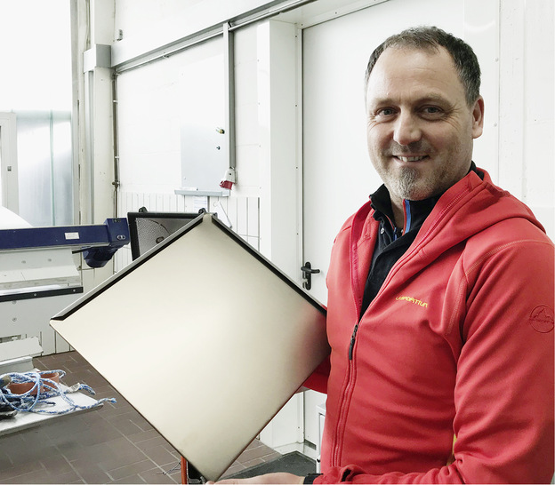 
Dietmar Schütz mit einer fertigen Edelstahlraute



