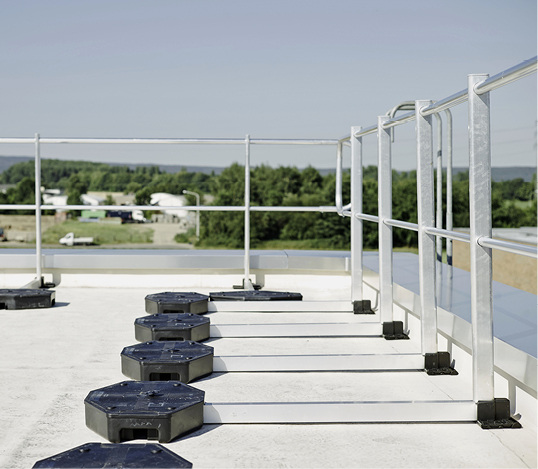 



Die kollektive Absturzsicherung SecuRail von Pohl schützt an der Flachdachkante vor dem Abstürzen
