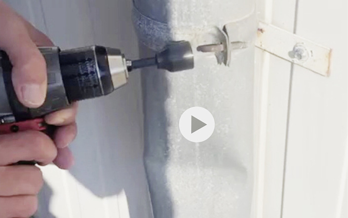 
Der neue M.A.S.C.-Ösenschraubendreher ermöglicht das einfache Auf- oder Zudrehen von Ösenschrauben an Regenfallrohrschellen. Das praktische Werkzeug ist auch als Schaft mit Sechskantansatz (sh. unten) lieferbar. Den entsprechenden Videobeweis finden Sie online auf 

www.baumetall.de/extra




